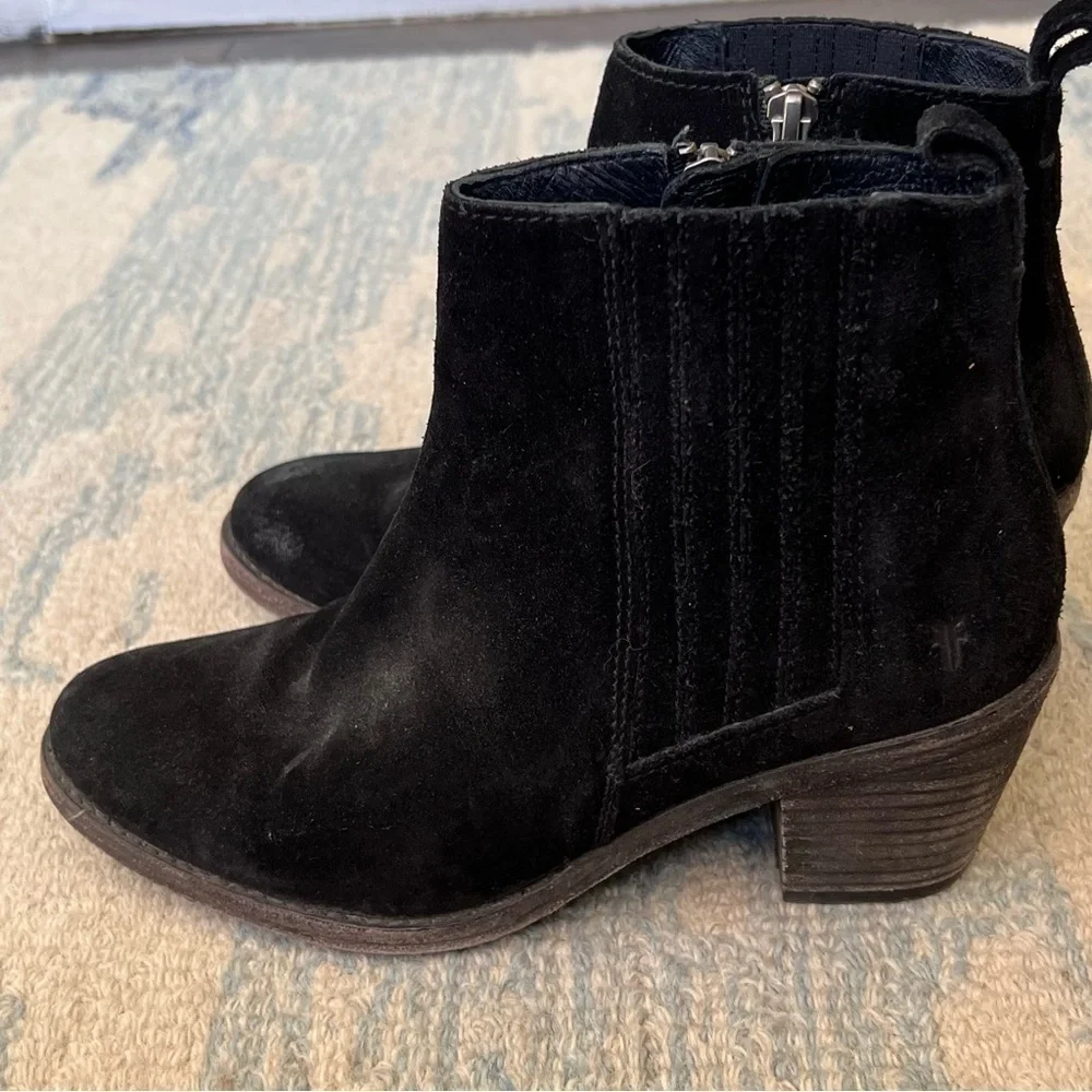 FRYE BLACK SUEDE LEATHER  'ALTON' CHELSEA ANKLE BOOTIES SIZE 7.5B